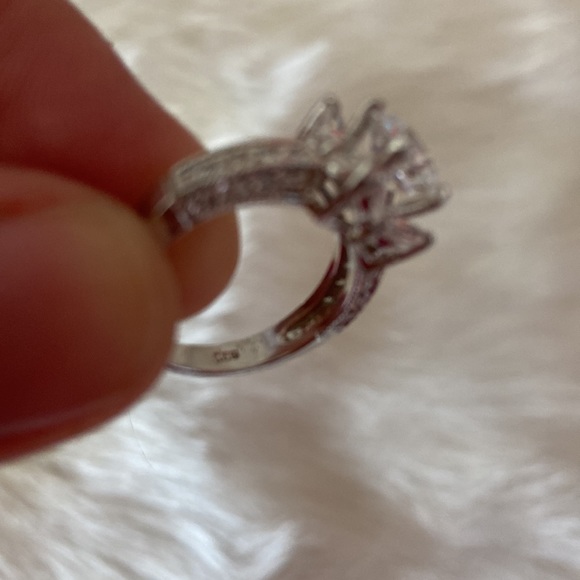 Beautiful sparkly sterling silver engagement ring - Picture 4 of 6